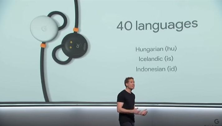 Frá kynningu Google þar sem sjá mátti íslensku á meðal þeirra tungumála sem nýju heyrnartólin ná til.