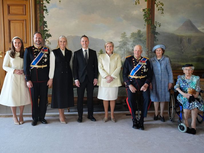 Þrjár kynslóðir konungsfjölskyldunnar með forsetahjónunum í norsku konungshöllinni í morgun. Frá vinstri Ingiríður prinsessa, Hákon krónprins, Mette-Marit krónprinsessa, Björn Skúlason, Halla Tómasóttir, forseti Íslands, Haraldur konungur, Sonja drottning og Ástríður prinsessa.  