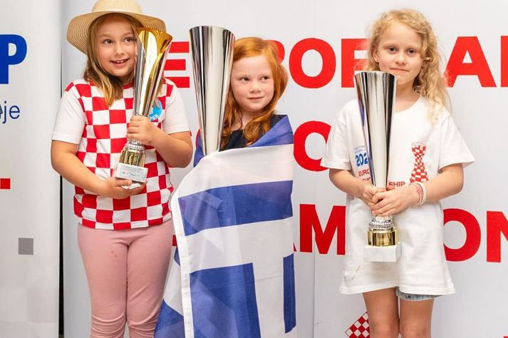 Emilía Karin lengst til hægri fékk silfurverðlaun í stúlknaflokki, U7. Hér er hún ásamt þeim Miu Stojanovic frá Króatíu sem fékk bronsverðlaun og Sophiu Kaliskami frá Grikklandi sem vann gullið.