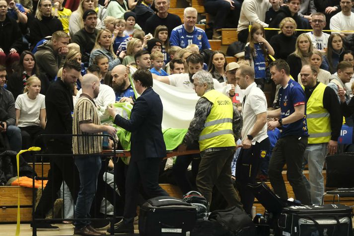 Fólki var skiljanlega brugðið í Kaplakrika þegar það leið yfir áhorfanda í miðjum leik.