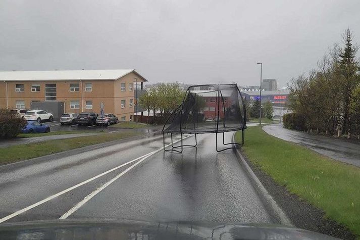 Óheppinn íbúi Kópavogs hefur tapað trampólíni í morgunsárið.