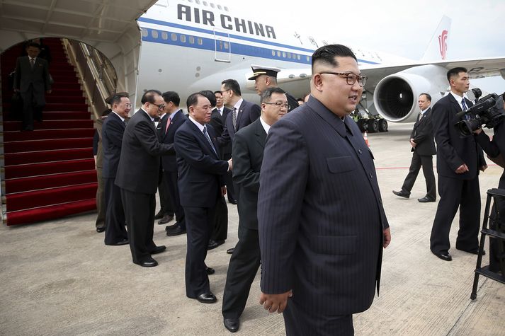 Kim Jong-un á flugvellinum í Singapúr.