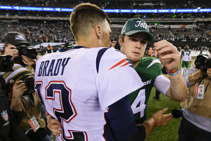 Sam Darnold þakkar Tom Brady fyrir leikinn.