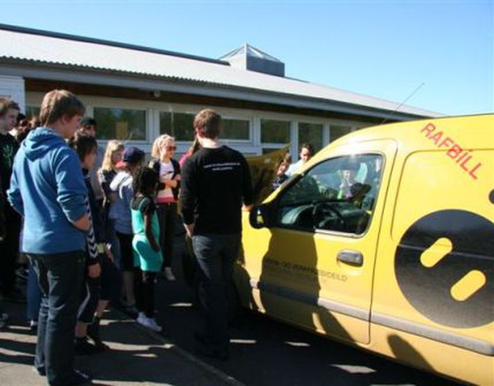 Rafbílinn fyrir utan Suðurhlíðarskóla.