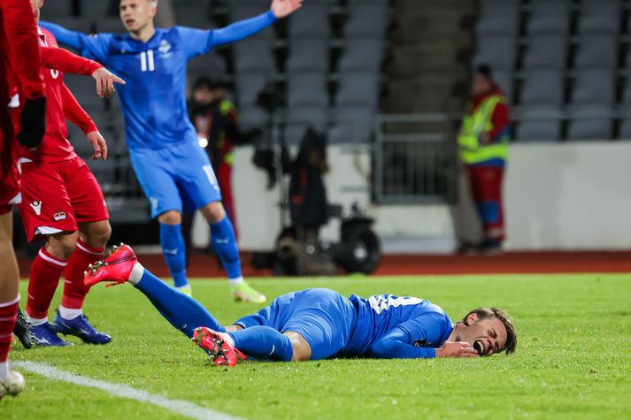 Þórir Jóhann Helgason liggur í jörðinni eftir að hafa verið felldur í síðasta leik íslenska landsliðsins á móti Liechtenstein.