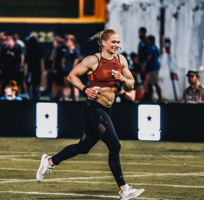 Anníe Mist Þórisdóttir er með 15 stiga forskot á toppnum fyrir lokadag Rogue Initational-mótsins.