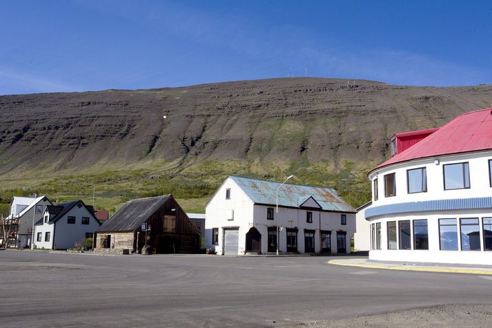 Í nokkur ár hafa staðið miklar deilur milli tveggja fjölskyldna á Þingeyri.