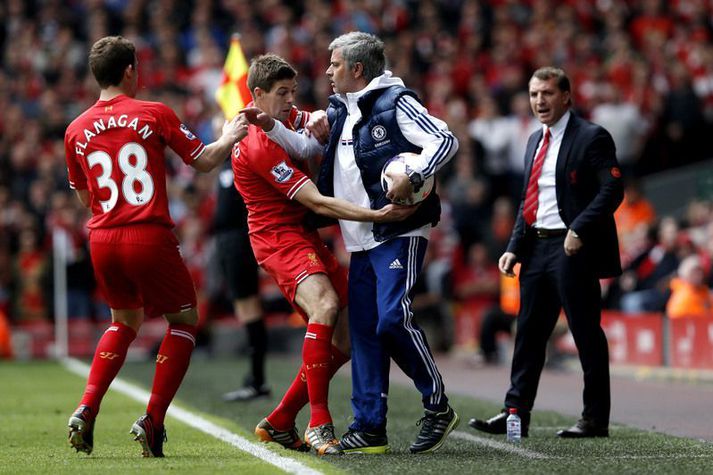 Jose Mourinho og Steven Gerrard í leik í ensku úrvalsdeildinni fyrir nokkrum árum. Það hefur mikið breyst síðan þá.