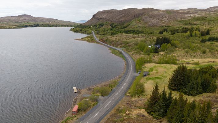 Vinsælt er að leika sér að því að fara niður af fjallinu yfir vatnið.
