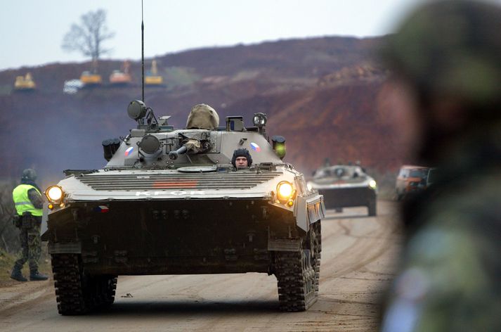 Tékkneskir hermenn í friðargæsluliði NATO á æfingu í Kosovo í gær. NATO ætlar sér lykilhlutverk við að tryggja frið á Balkanskaga.