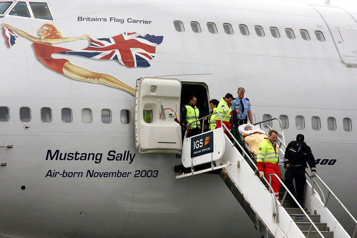 Sjúklingurinn borinn frá borði Virgin Atlantic vélarinnar.