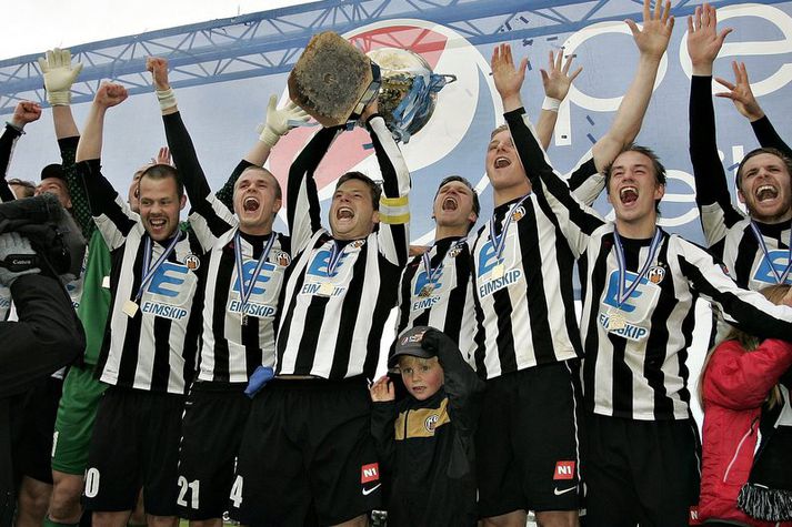Bjarni Guðjónsson lyftir hér Íslandsbikarnum haustið 2011.