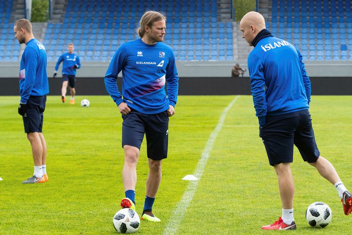 Birkir Bjarnason og Emil Hallfreðsson þurfa að komast til Íslands í sóttkví.