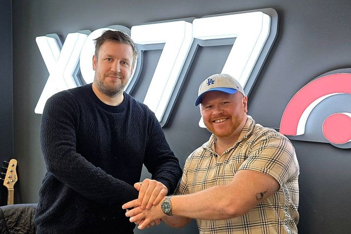 Tómas Steindórsson handsalar samning við Bolla Má Bjarnason, nýjustu viðbótina á X977.