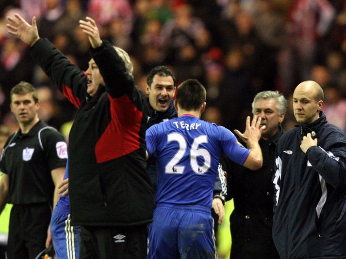 John Terry hleypur til Carlo Ancelotti, stjóra Chelsea, eftir að Terry kom Chelsea í 3-2.