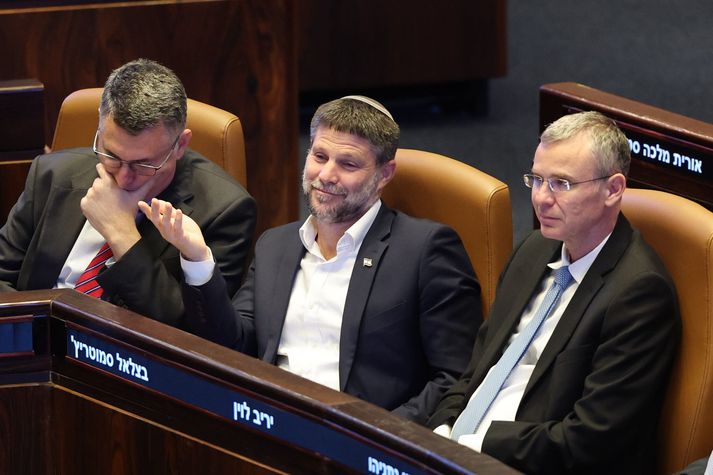 Bezalel Smotrich fjármálaráðherra er fyrir miðju.