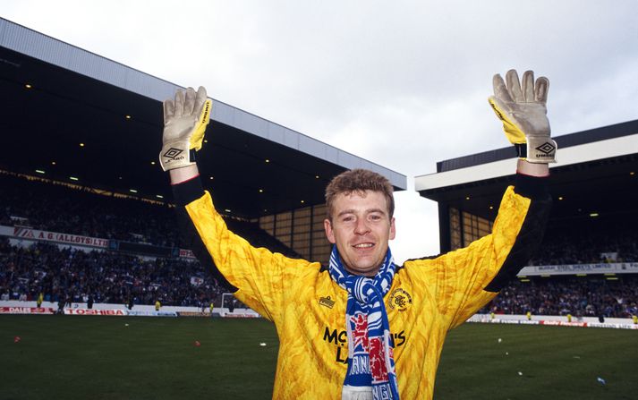 Andy Goram fagnar meistaratitilinum 1992 með Glasgow Rangers
