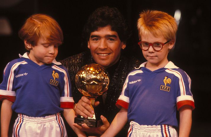 Diego Maradona með verðlaun sín sem besti leikmaður HM í Mexíkó 1986. Þessi gullhnöttur verður nú boðinn upp.