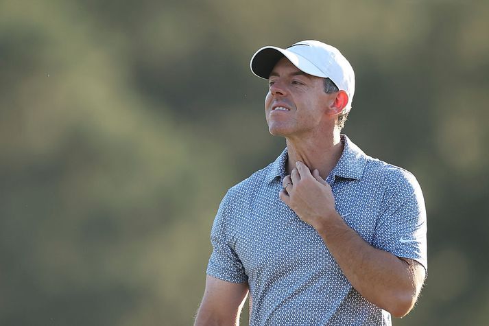 Rory McIlroy er búinn að missa niður sex högga forskot sitt.