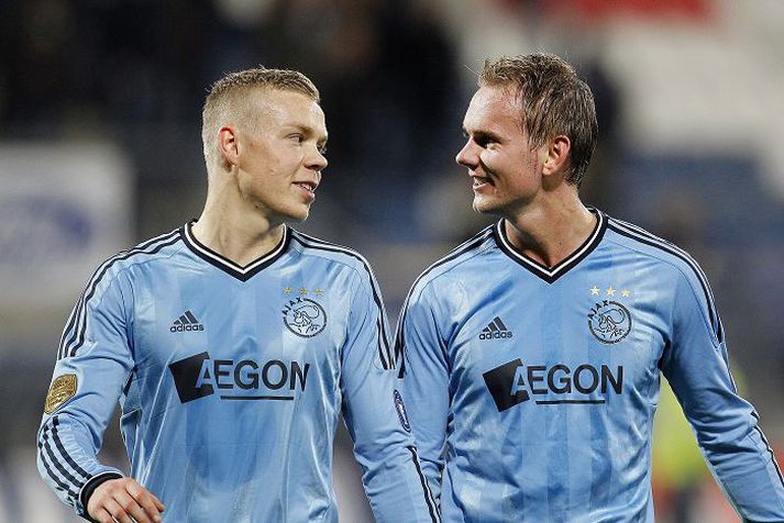 hress og kátur. Kolbeinn Sigþórsson sést hér með liðsfélaga sínum, Siem de Jong, í leik á móti Heerenveen á dögunum. Nordicphotos/getty