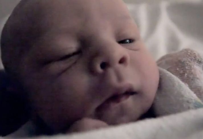 Cameron Frost fæddist í nóvember 2014. Hann er sonur ljósmyndarans Ken Frost.
