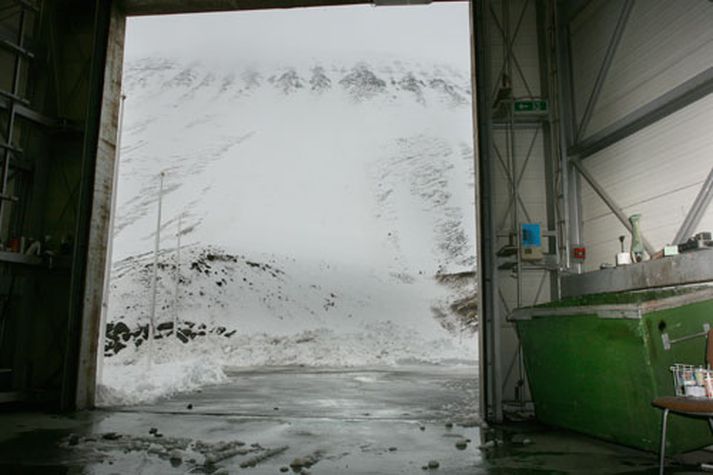 Flóðið sem féll á Funa séð út úr dyrum sorpbrennslunnar.
