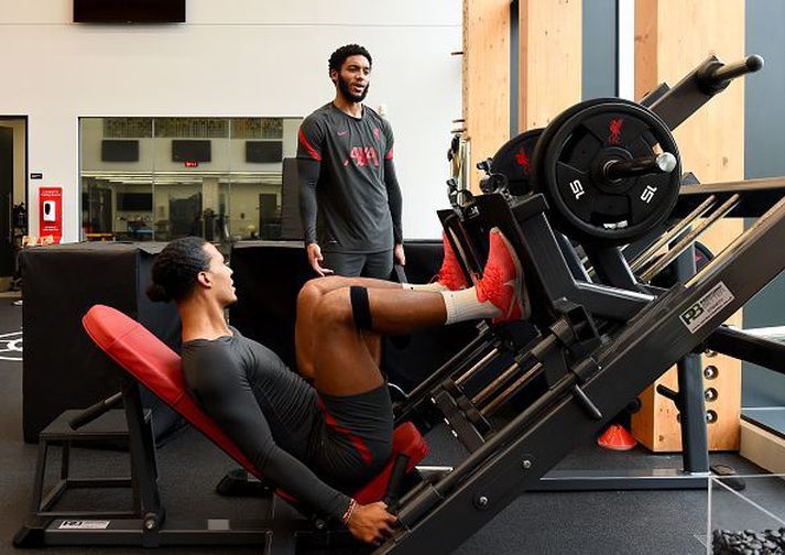 Van Dijk og Gomez í ræktinni að jafna sig á meiðslunum.