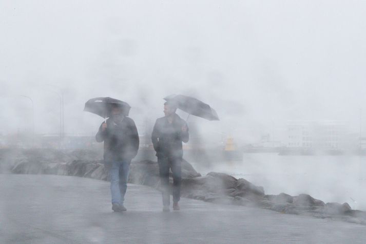 Búast má við mikilli rigningu norðvestantil í dag og auknar líkur eru á skriðuföllum vegna þessa.