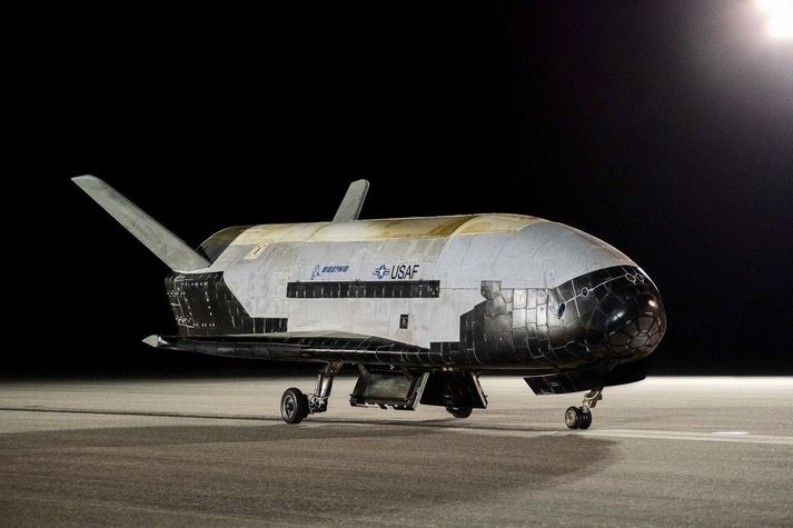 X-37B var 908 daga á braut um jörðu en geimfarinu var skotið á loft um vorið 2020. Þetta var sjötta geimferð þess frá 2010.