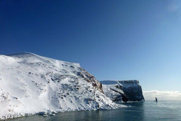 Bjarnarey er miðja vegu milli Svalbarða og nyrsta odda Noregs.