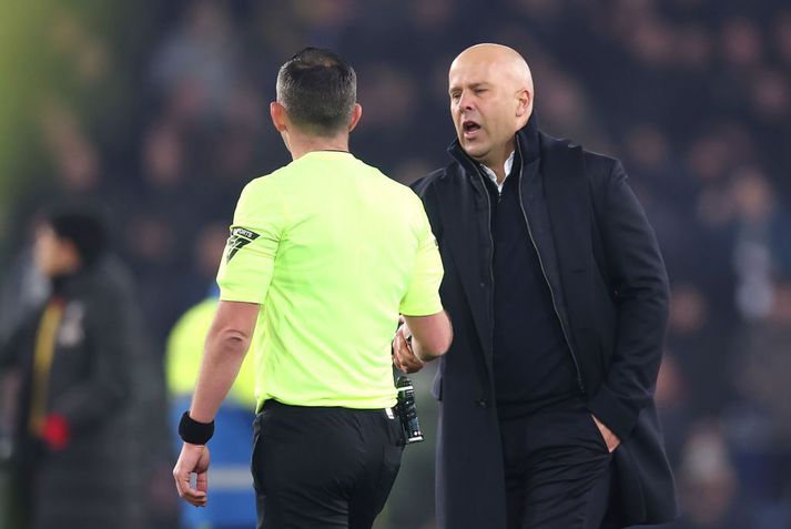 Arne Slot sagði eitthvað ósæmilegt við Michael Oliver og uppskar rautt spjald.