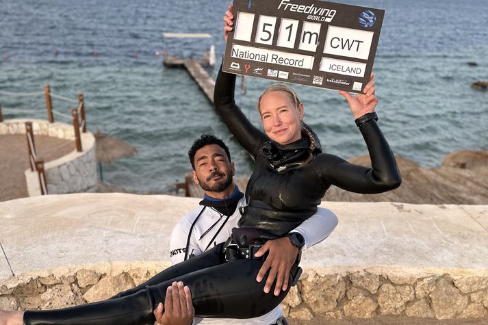 Andrea fagnar glæsilegu Íslandsmeti sem hún náði á móti sem fór fram í Sharm El-Sheikh í Egyptalandi þann 18. maí síðastliðinn. Andrea er hér ásamt egypskum þjálfara sínum, Bambino. 