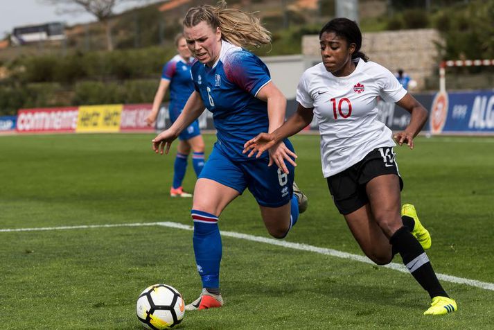 Ingibjörg Sigurðardóttir var einn besti leikmaður Íslands í leiknum. Hér er hún í 
baráttu við Ashley Lawrence.