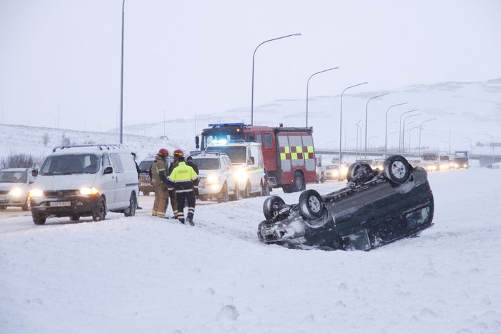 Bíllinn endaði á hvolfi eftir veltuna.
