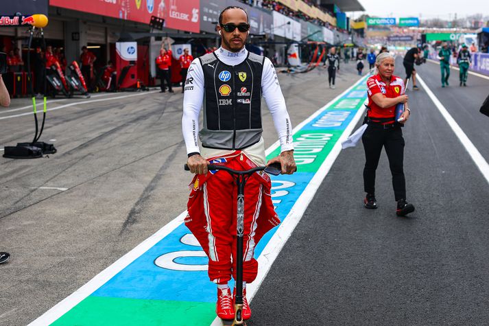 Lewis Hamilton komst í fyrsta sinn á verðlaunapall sem liðsmaður Ferrari í annarri keppni tímabilsins. Ekki gekk jafn vel hjá heimsmeistaranum sjöfalda um helgina.