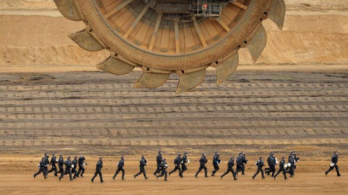 Lögreglumenn hlaupa á eftir mótmælendum sem stöðvuðu kolavinnslu í Rínarlöndum í Þýskalandi árið 2017. Kol eru ekki aðeins versta jarðefnaeldsneytið hvað losun gróðurhúsalofttegunda varðar heldur losar bruni af þeim mest magn eiturefna út í andrúmsloftið.