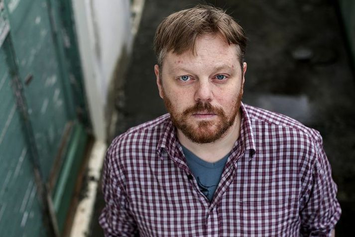 Svanur Már Snorrason hefur gefið út sína fyrstu bók, Fegurðardrottningin sem fitnaði. fréttablaðið/anton