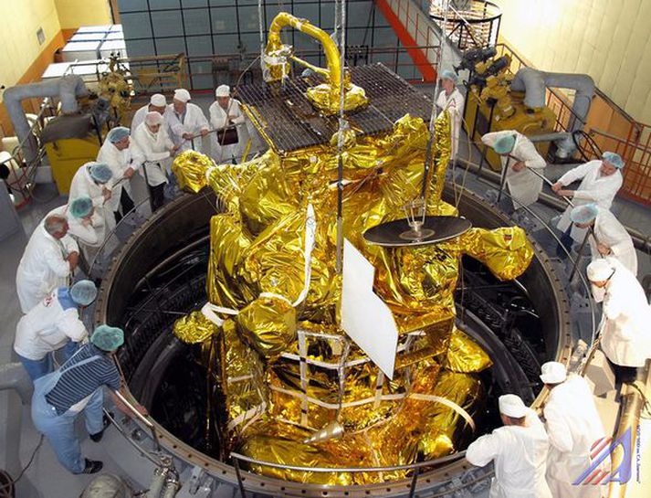 Vísindamenn undirbúa Phobos-Grunt fyrir för sína til Mars.