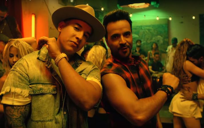 Daddy Yankee og Luis Fonsi flytja lagið Despacito.