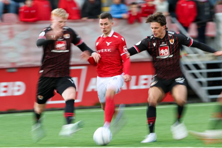 Jónatan ingi Jónsson átti stóran þátt í jöfnunarmarki Vals gegn Víkingi því hann krækti í vítaspyrnuna.