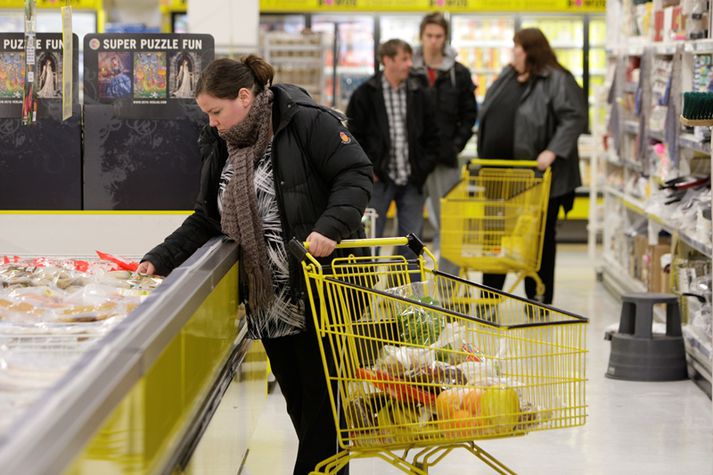 Þegar hækkun virðisaukaskatts úr 7% í 12% og niðurfelling sykurskatts er tekin saman kemur í ljós að matarkarfan mun hækka um 21.000 krónur að meðaltali á næsta ári. 