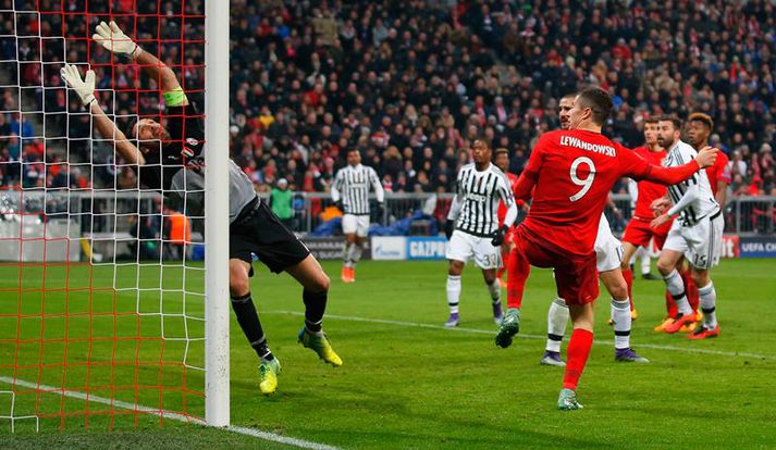 Lewandowski skorar hér umrætt mark.