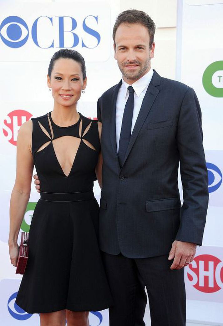 Samstarfsfólk Jonny Lee Miller og Lucy Liu leika á móti hvort öðru í sjónvarpsþáttunum Elementary sem hefja göngu sína í Bandaríkjunum í haust. Miller leikur Sherlock Holmes og Liu fer með hlutverk Watson.