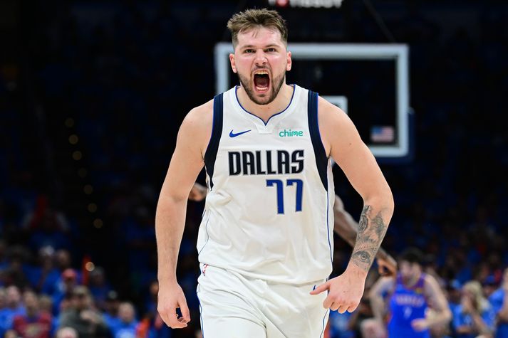 Luka Doncic fagnar körfu í sigri Dallas Mavericks í Oklahoma City í nótt.