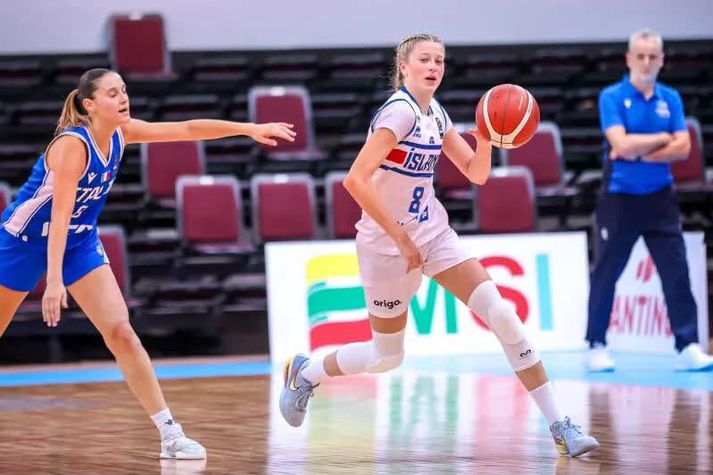 Þrátt fyrir að vera að spila upp fyrir sig hefur Berglind Katla Hlynsdóttir verið meðal bestu leikmanna Evrópumóts kvenna í körfubolta U-20 ára.