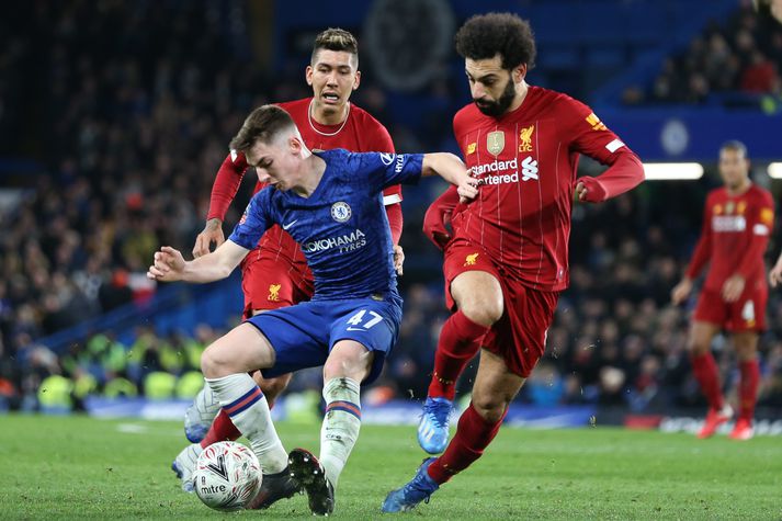 Hinn 18 ára gamli Billy Gilmour í baráttu við Mohamed Salah.