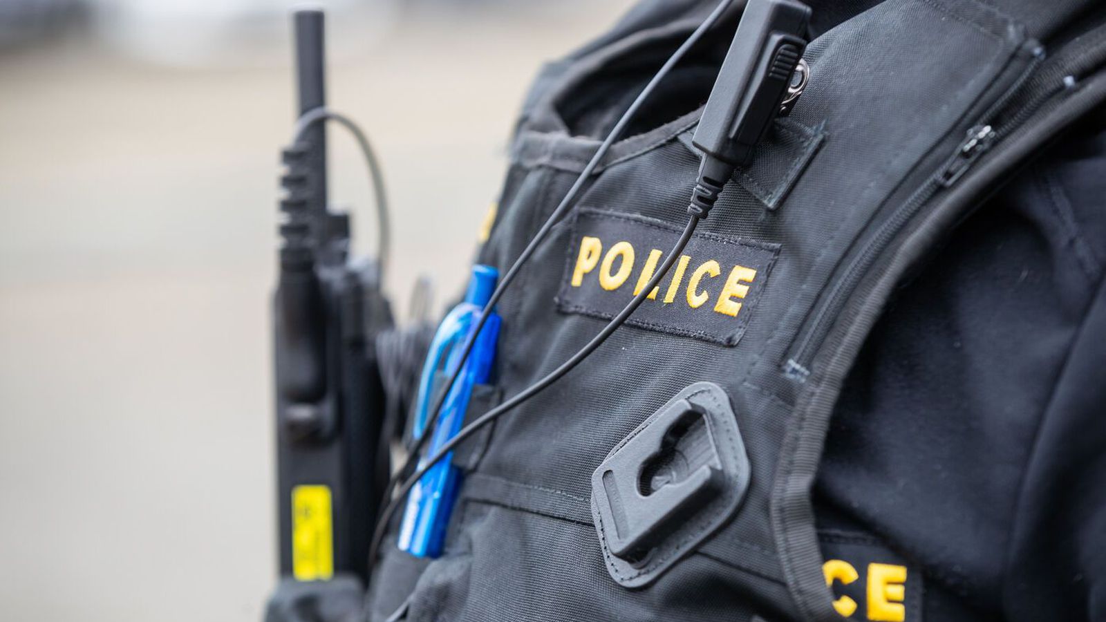 Hand­tekinn á skemmti­stað með þrjú ung­menni