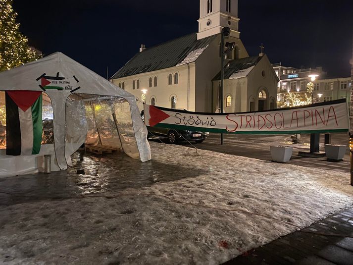 Palestínumennirnir og aðgerðasinnarnir sem eru þeir innan handar hafa fengið leyfi frá Reykjavíkurborg til að hafa tjöldin áfram á Austurvelli.