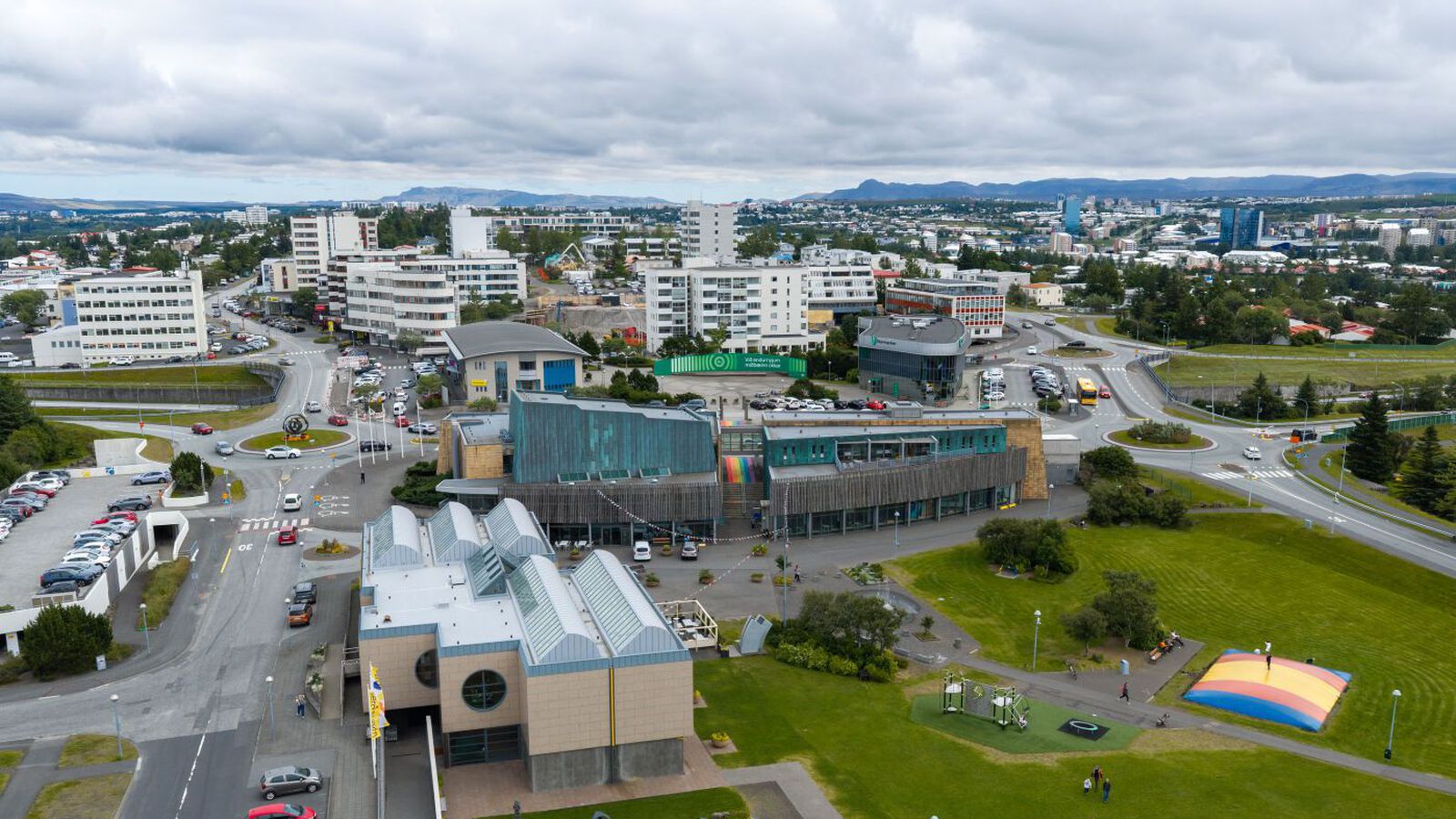 Handa­lög­mál milli öryggisvarðar og þjófs