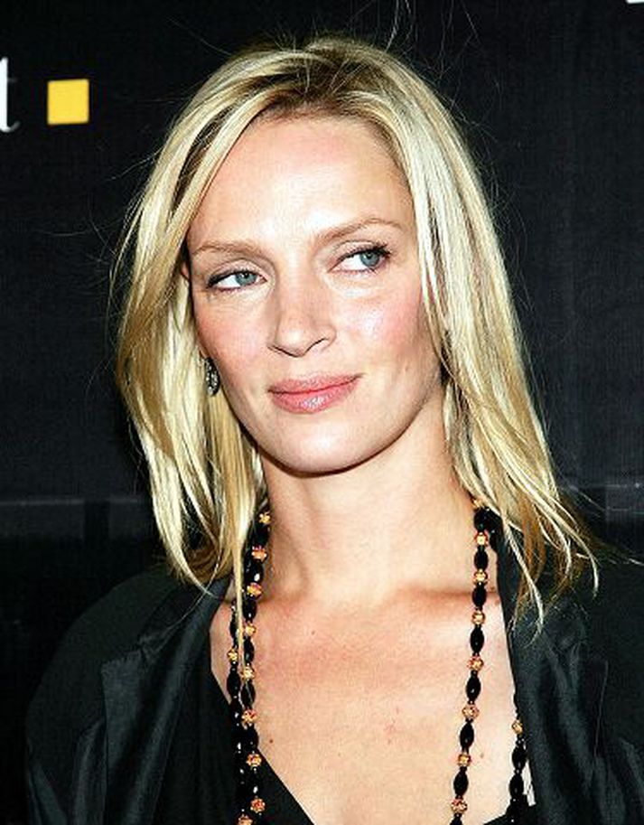 Uma Thurman segir æfingar og verslunarferðir hjálpa sér að slaka á en mörgum var brugðið þegar hún hóf að gera jógaæfingar í flugi nýverið.